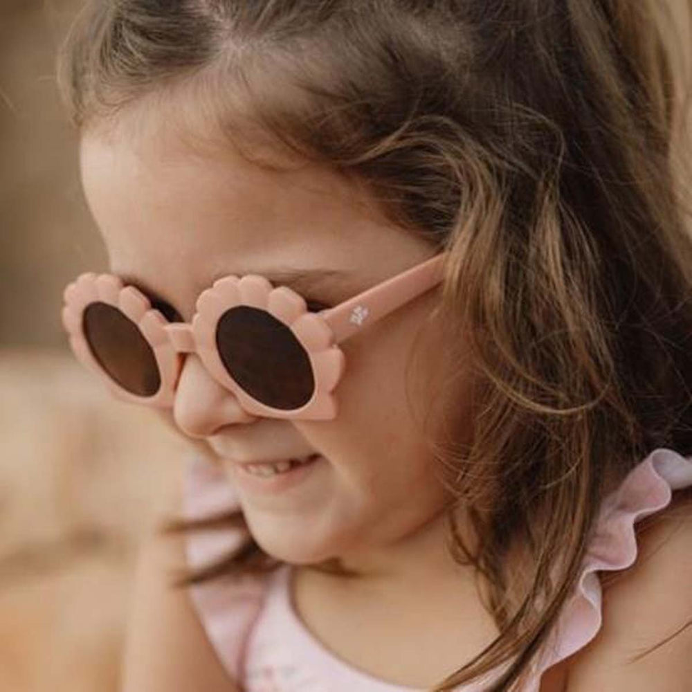 Stijlvol en veilig: de trendy zonnebril schelp old pink van het merk Little Dutch. In de vorm van een schelp, roze kleur, 100% UV-bescherming, comfortabele pasvorm en van duurzame materialen. VanZus