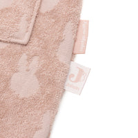 De heerlijk zachte Miffy jacquard badjas van Jollein in wild rose is ideaal na het badderen of zwemmen. Houd je kindje warm en comfortabel met deze handige badjas. Met koordsluiting en drukknoopje. 1-4 jaar. VanZus