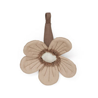 De windflower wagenhanger van Cam Cam Copenhagen in almond is gemaakt van zacht katoen, stimuleert de zintuigen van je kindje en is makkelijk te bevestigen. Geschikt vanaf 0 jaar, afmeting 18x15x3 cm. VanZus