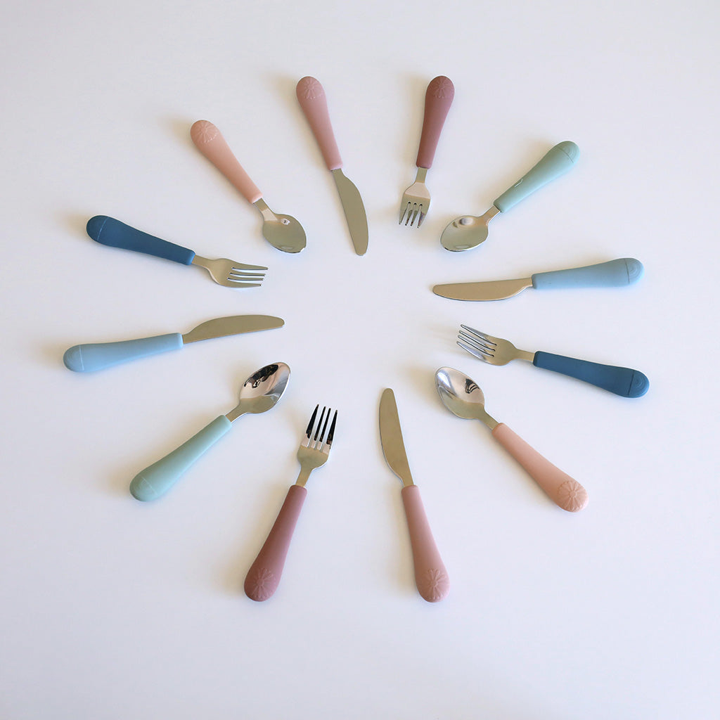 Eten doe je met de rainbow bestekset ocean mix van Cam Cam Copenhagen. Een vork, mes en lepel in de kleuren blauw en groen met een regenboog in het handvat. Speciaal voor kinderen met ergonomische siliconen handgrepen. VanZus