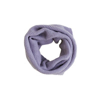 Lekker warm & stijlvol: de colsjaal gigi in de kleur lilac van Hvid. Een prachtig gebreide sjaal, gemaakt van zachte merinowol. Comfortabel en hip! In verschillende kleuren. Combineer met bijpassende muts. VanZus