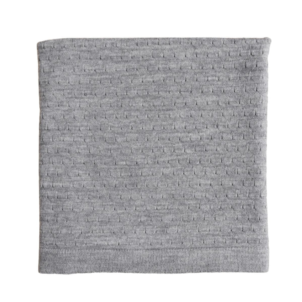 Deken frankie van Hvid, in grey melange, biedt warmte en comfort voor je baby met zacht merino lamswol. Aan twee kanten te gebruiken. Gebruik als deken of wikkeldoek. In twee kleuren. VanZus
