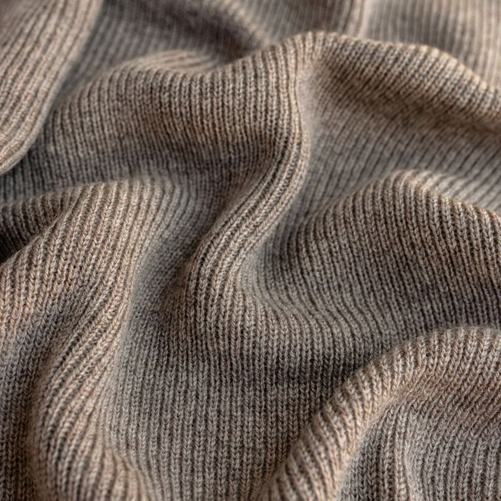 Deken felix van Hvid, in otter, biedt warmte en comfort voor je baby met zacht merino lamswol. Ribgebreid, zacht en warm. Een stijlvolle deken. In diverse kleuren. VanZus