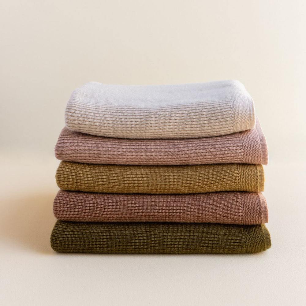 Deken felix van Hvid, in terracotta, biedt warmte en comfort voor je baby met zacht merino lamswol. Ribgebreid, zacht en warm. Een stijlvolle deken. In diverse kleuren. VanZus