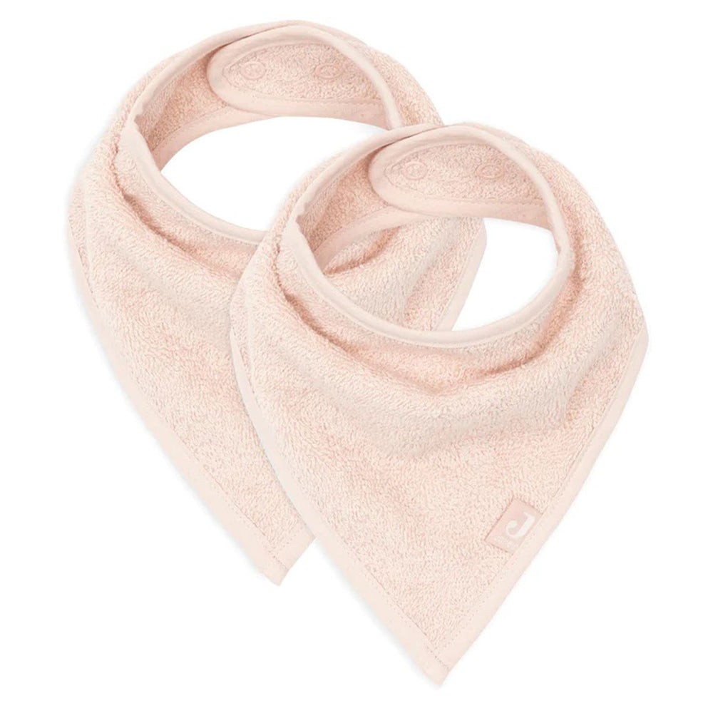 Zacht, stijlvol en functioneel: de 2-pack bandana slab in de kleur pale pink van Jollein. De badstof slab beschermt de kleding van je kindje tegen vlekken. Ook verkrijgbaar in andere kleuren. VanZus