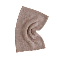Lekker warm & stijlvol: de colsjaal gigi in de kleur sand van Hvid. Een prachtig gebreide sjaal, gemaakt van zachte merinowol. Comfortabel en hip! In verschillende kleuren. Combineer met bijpassende muts. VanZus