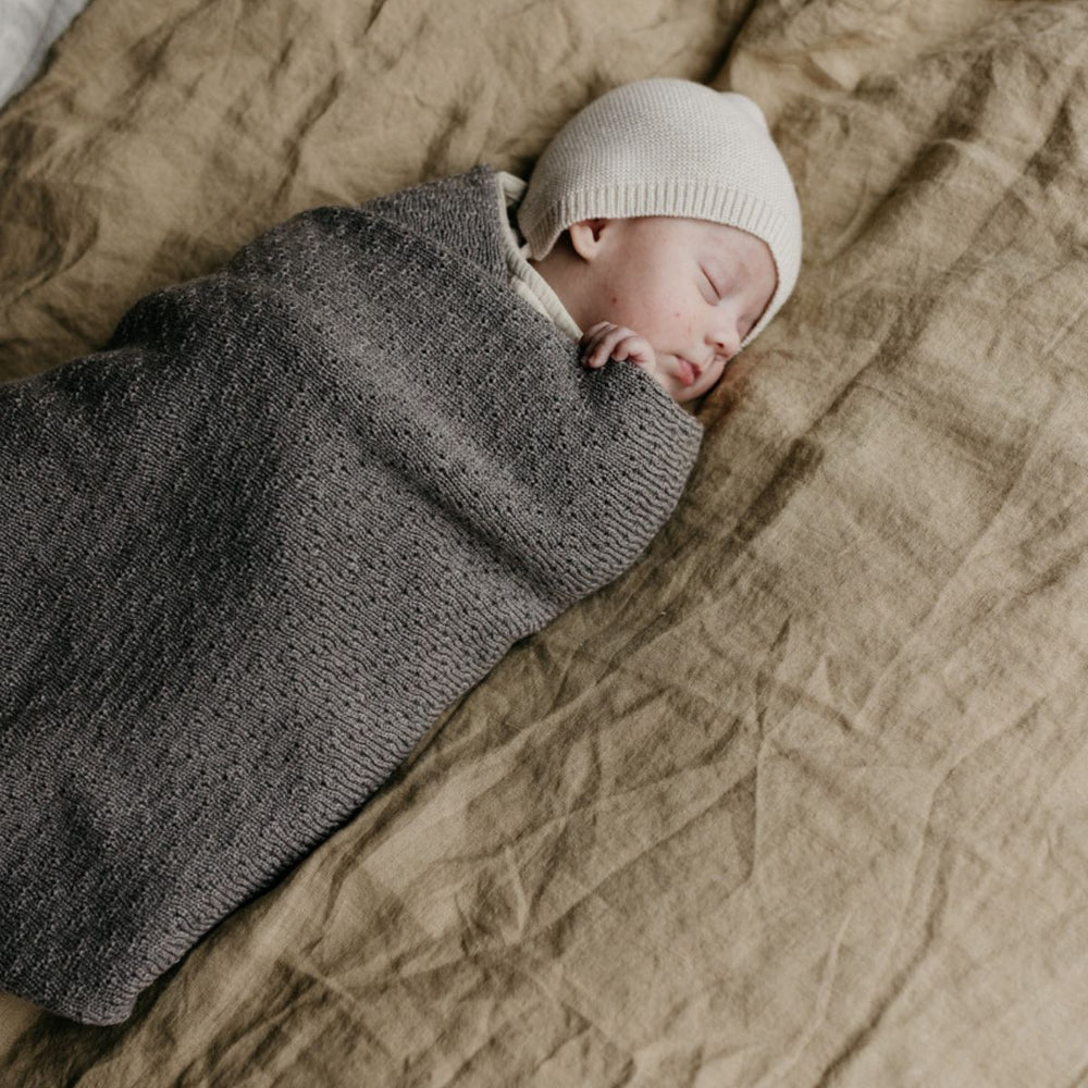 Deken dora van Hvid, in otter, biedt warmte en comfort voor je baby met zacht merino lamswol. Ribgebreid, zacht en warm. Een stijlvolle deken. In diverse kleuren. VanZus