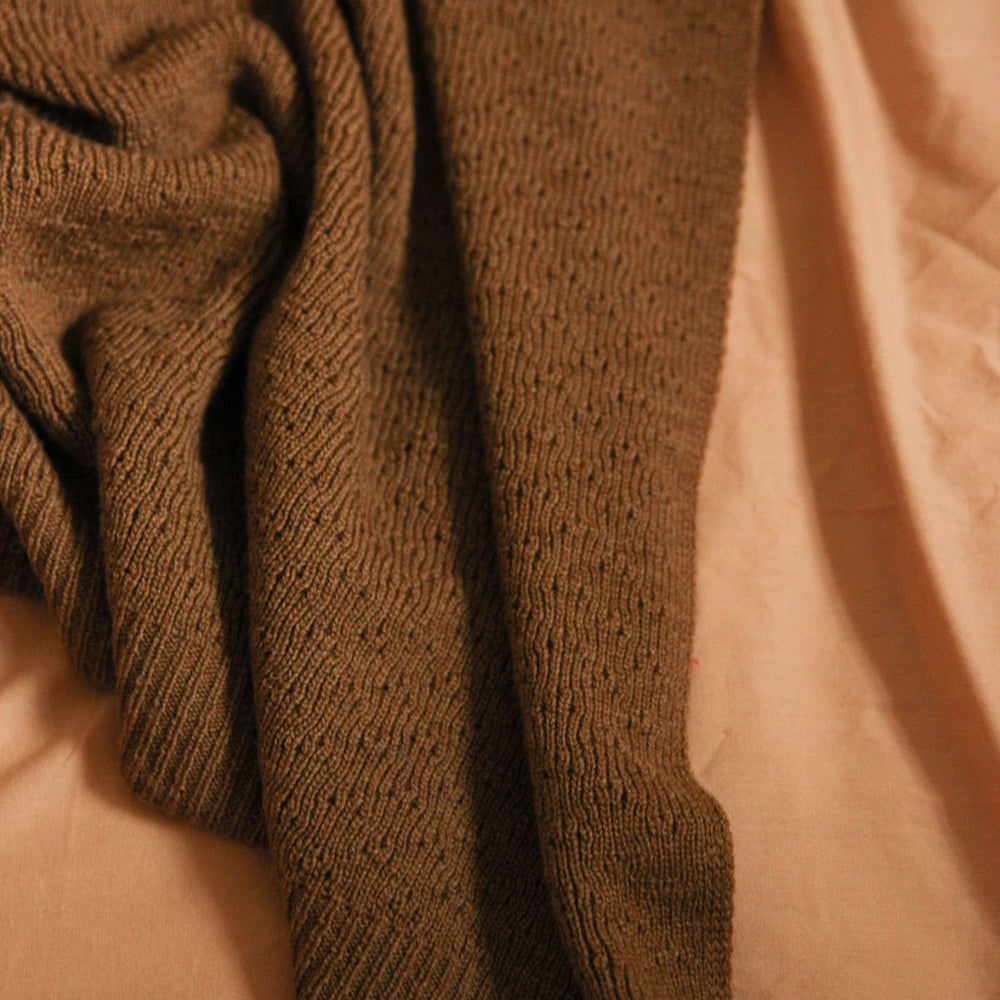Deken dora van Hvid, in mocha, biedt warmte en comfort voor je baby met zacht merino lamswol. Ribgebreid, zacht en warm. Een stijlvolle deken. In diverse kleuren. VanZus