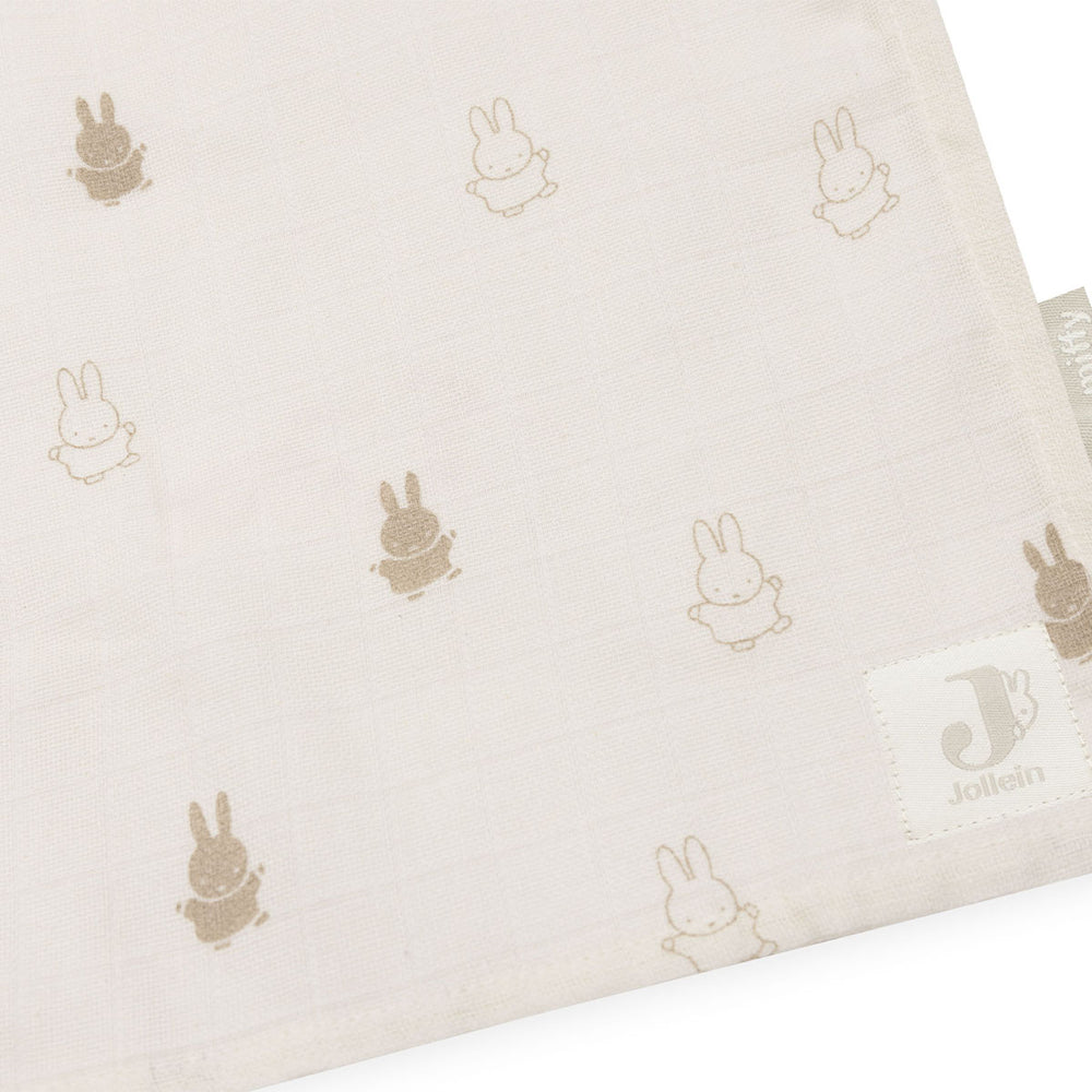Een musthave: de 2-pack hydrofiele doek large in de variant Miffy nougat van Jollein. Want van swaddle doeken heb je als ouders nooit genoeg. Functioneel en hip! Afmeting 115x115 cm. VanZus