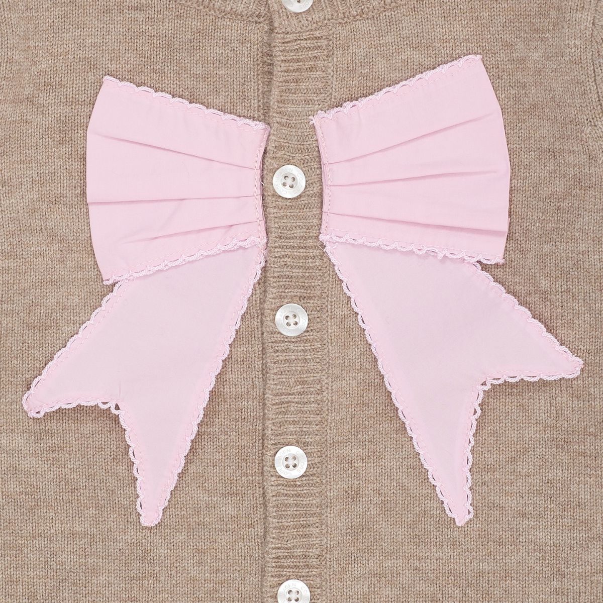 Het Copenhagen Colors cashmere vestje poplin bow sand/lavender is een comfortabel vestje met een verfijnde uitstraling. De beige kleur en de lavendelkleurige strik maken het ontwerp bijzonder. VanZus