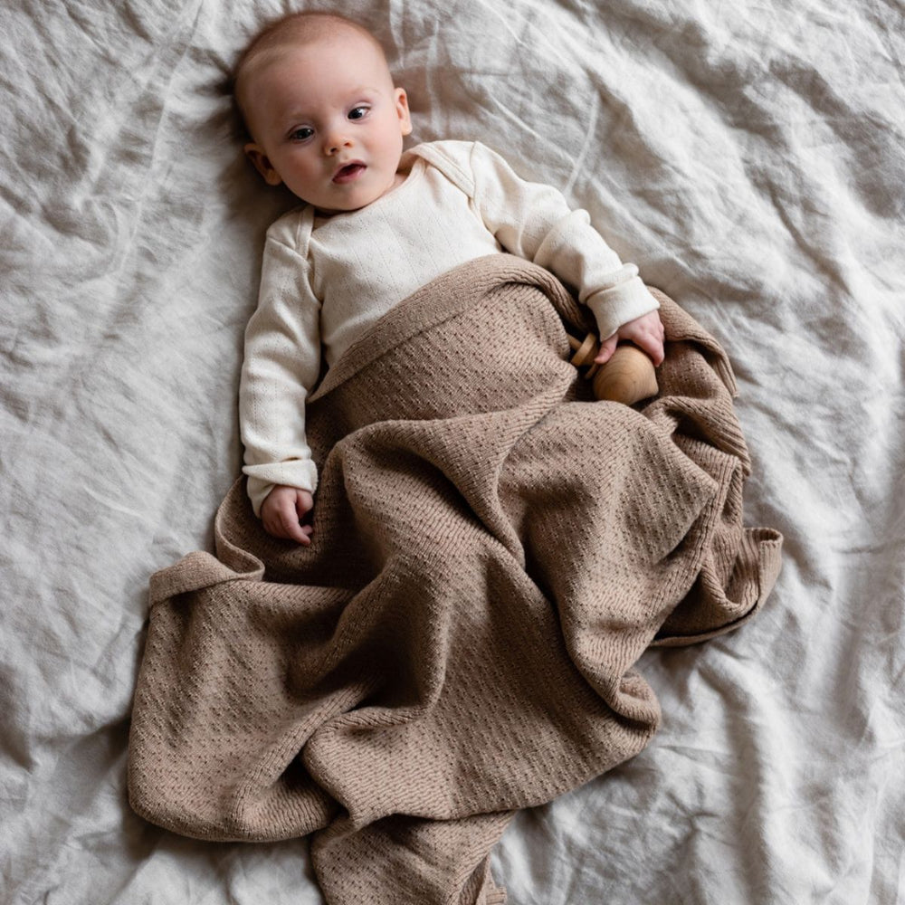 Deken dora van Hvid, in sand, biedt warmte en comfort voor je baby met zacht merino lamswol. Ribgebreid, zacht en warm. Een stijlvolle deken. In diverse kleuren. VanZus