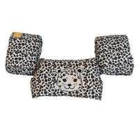 De Swim Essentials puddle jumper beige leopard is het perfecte alternatief wanneer je kindje niet van zwembandjes houdt. De puddle jumper zorgt ervoor dat je kindje beschermd is en lekker kan zwemmen. VanZus.