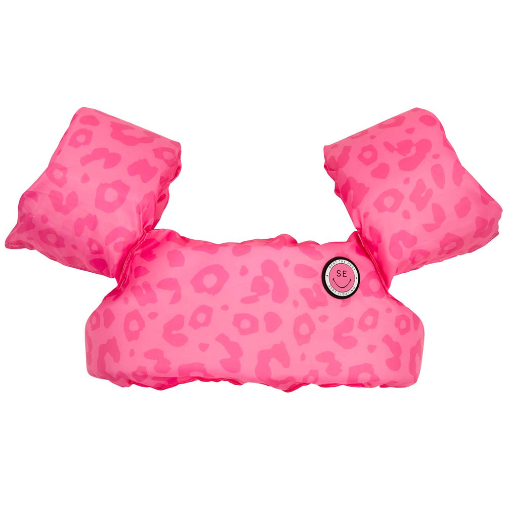 De Swim Essentials puddle jumper pink leopard is het perfecte alternatief wanneer je kindje niet van zwembandjes houdt. De puddle jumper zorgt ervoor dat je kindje beschermd is en lekker kan zwemmen. VanZus.