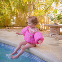 De Swim Essentials puddle jumper pink leopard is het perfecte alternatief wanneer je kindje niet van zwembandjes houdt. De puddle jumper zorgt ervoor dat je kindje beschermd is en lekker kan zwemmen. VanZus.