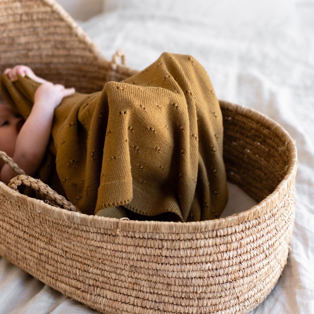 Deken bibi van Hvid, in mustard, biedt warmte en comfort voor je baby met zacht merino lamswol. Ribgebreid, zacht en warm. Een klassieke ajourdeken. In diverse kleuren. VanZus