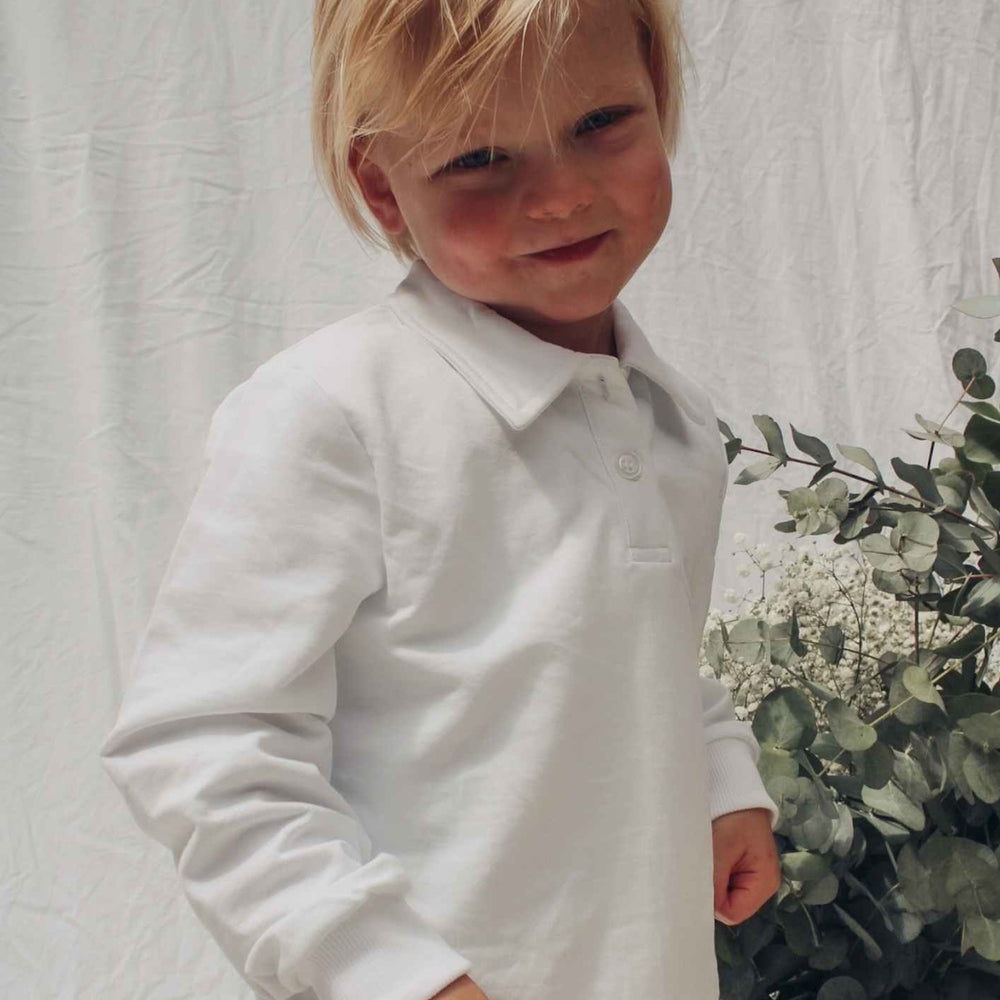 Een polo is altijd fijn om in de kast te hebben hangen van je kleintje. De basic polo in de kleur white van het merk Two You Label is dan ook een echte must have! Deze polo is van hoge kwaliteit, zit heel lekker en ziet er ook nog eens geweldig uit! VanZus