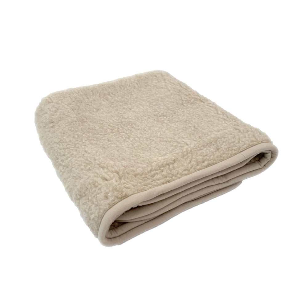 Houd je kindje of jezelf lekker warm met deze heerlijke thumbled deken in beige 140 x 200 cm van het merk Alwero. Deze heerlijke deken geeft je extra warmte tijdens het slapen als het koud is, en is heerlijk om mee op de bank te kruipen. VanZus
