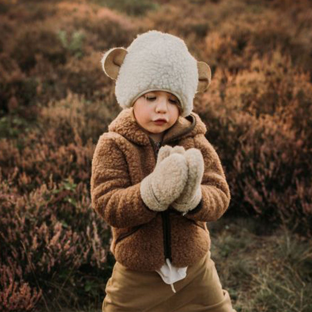 De Alwero freeze wanten kids naturel zijn het perfecte accessoire voor de winter. Deze wanten zorgen ervoor dat je nooit meer koude handen hebt. Ze zijn gemaakt van 100% wol en daardoor heerlijk warm en zacht. VanZus.