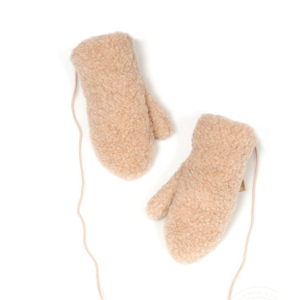 De Alwero gully wanten junior beige zijn het perfecte accessoire voor jouw kleintje tijdens de wintermaanden. Deze handschoenen bestaan voor 100% uit wol en zijn daardoor heerlijk warm en lekker zacht. VanZus.