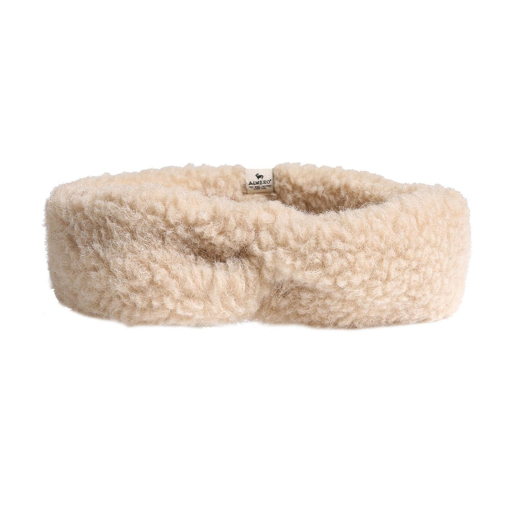 Deze leuke coni haarband in beige van het mooie merk Alwero is ideaal voor de koude wintermaanden. De haarband is gemaakt van 100% wol, dus hij is heerlijk zacht én warm. Het houdt je oren niet alleen warm, maar is ook een leuk accessoire om je winteroutfit helemaal af te maken! VanZus