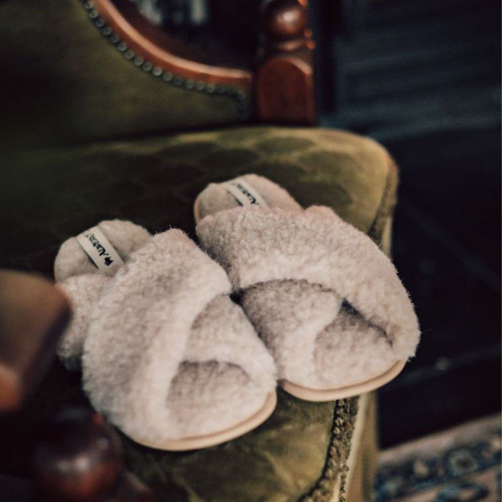 Houd je voeten heerlijk warm in de winter met deze twenn x beige sloffen van het merk Alwero. Deze heerlijke sloffen houden je voeten goed warm, voelen lekker zacht aan en zien er ook nog eens elegant uit! VanZus
