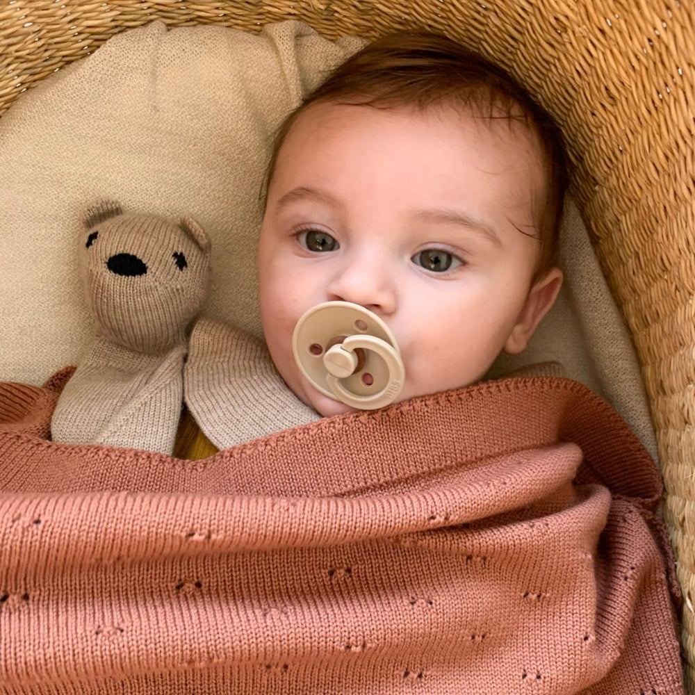 Deken bibi van Hvid, in brick, biedt warmte en comfort voor je baby met zacht merino lamswol. Ribgebreid, zacht en warm. Een klassieke ajourdeken. In diverse kleuren. VanZus