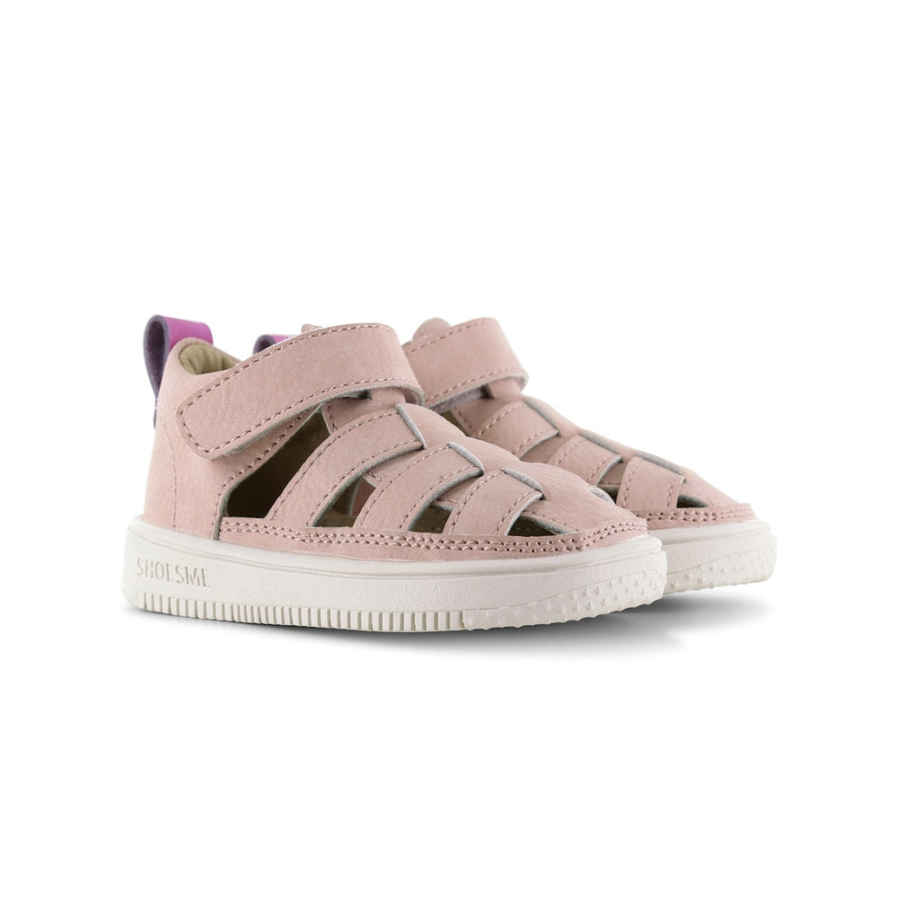 De Shoesme baby sandaal pink is de ideale sandaal voor kleintjes die net kunnen lopen. De schoentjes zijn lekker licht maar bieden tegelijkertijd genoeg ondersteuning aan kleine voetjes. VanZus.