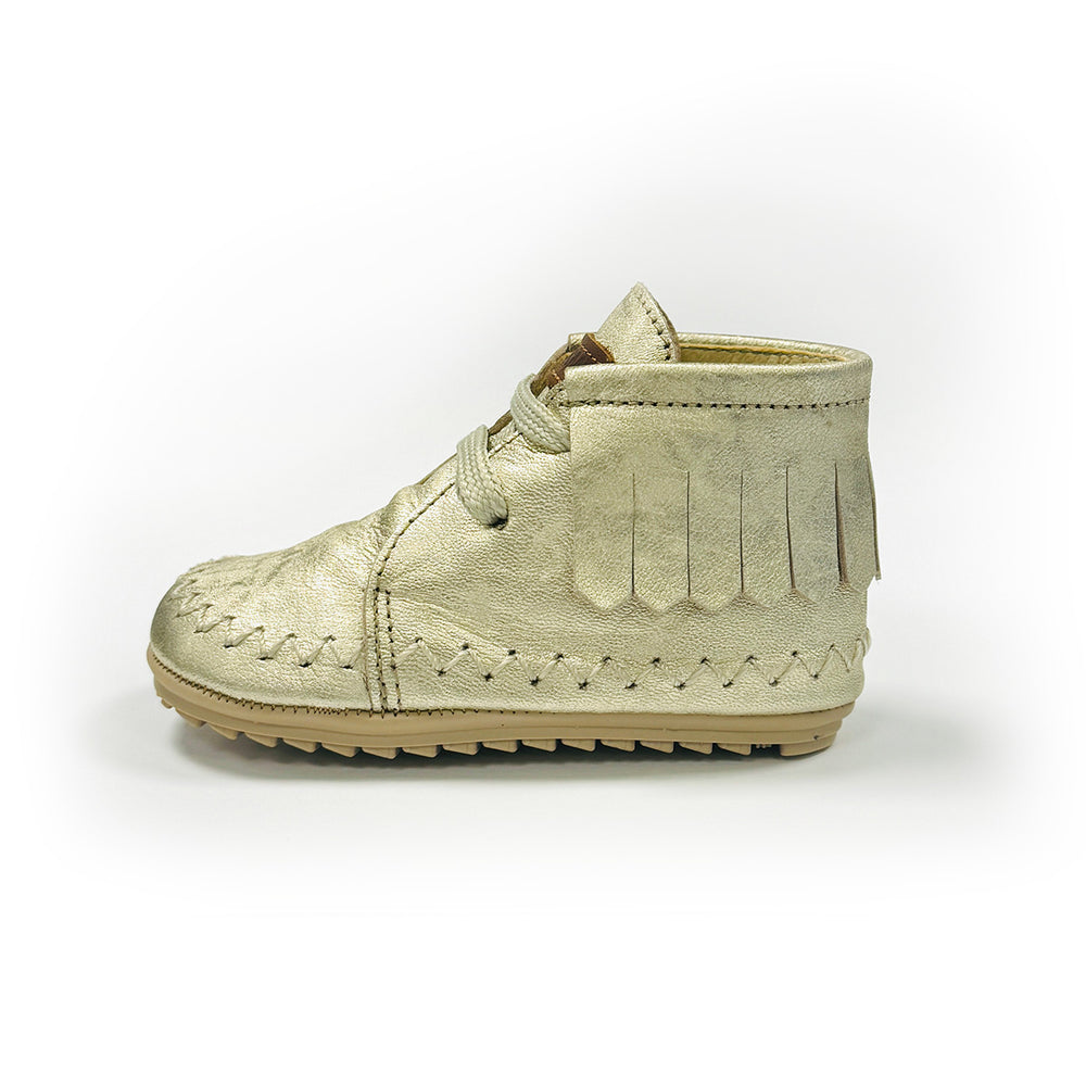Shoesme baby-proof smart gold fringe is dé perfecte eerste schoen voor je kleintje! De baby-proof schoentjes zijn speciaal ontworpen voor de eerste stapjes en zijn helemaal afgestemd op babyvoetjes. VanZus.