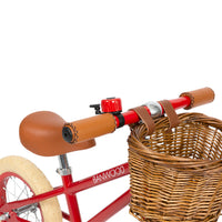 Ontdek deze toffe Banwood loopfiets vintage red! Deze toffe loopfiets voor jongens en meisjes heeft een mooie, matte rode kleur. Deze fiets ie gemaakt om lang mee te gaan en je kind zal er dan ook heel veel plezier mee beleven! VanZus