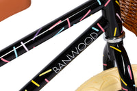 Ontdek deze kleurrijke Banwood loopfiets vintage banwood x marest allerga black! Deze toffe loopfiets voor jongens en meisjes heeft een zwarte kleur en is voorzien van een vrolijke confettiprint. VanZus