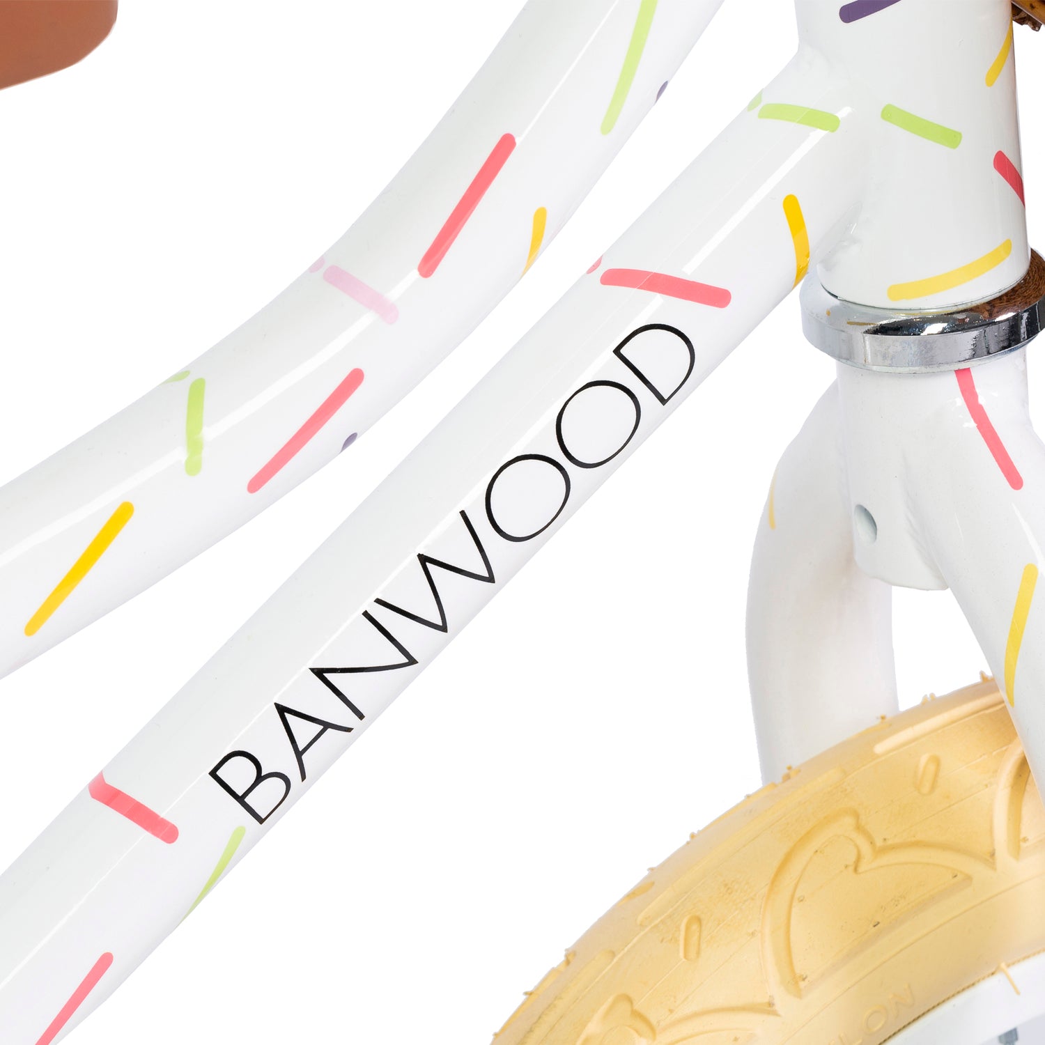 Ontdek deze kleurrijke Banwood loopfiets vintage banwood x marest allerga white! Deze toffe loopfiets voor jongens en meisjes heeft een witte kleur en is voorzien van een vrolijke confettiprint. VanZus