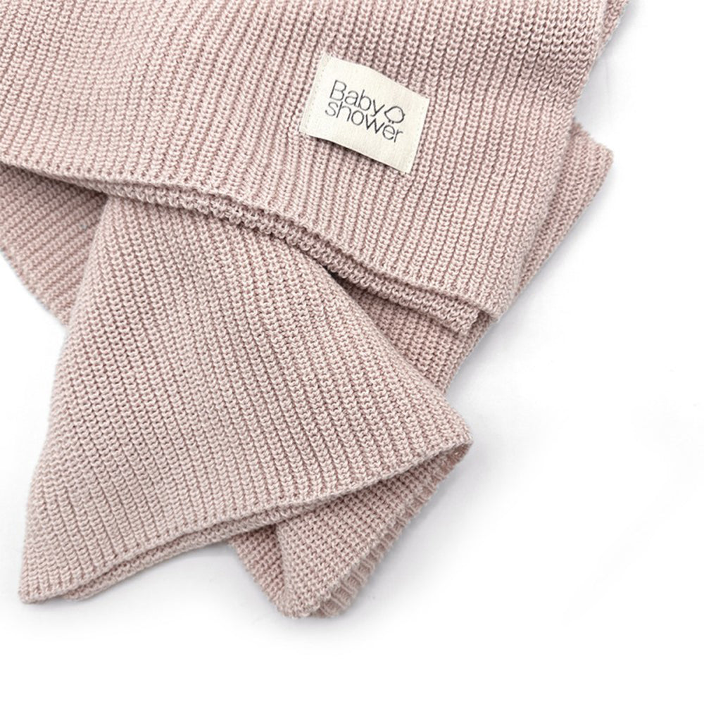Stijlvol, warm en luxe! De gebreide tricot blanket in nude van het merk Babyshower! Veelzijdig in gebruik.  Eenvoudig op 30 graden te wassen. Afmeting: 90x75 cm. VanZus