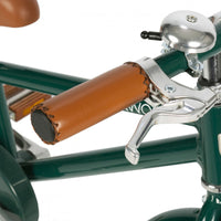 Deze leuke Banwood fiets in classic vintage green is een superleuke kinderfiets met een retro design. Deze fiets heeft een Scandi look en heeft unieke trappers van palissanderhout. Ook heeft de fiets een mooie donkergroene kleur. VanZus