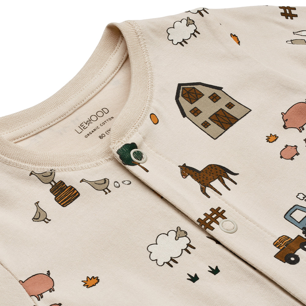 Op zoek naar de perfecte nachtkleding voor je kleintje? De Liewood birk pyjama jumpsuit farm/sandy is precies wat je kleintje nodig heeft voor een rustige nacht. Een heerlijk zacht boxpakje met boerderijprint. VanZus.