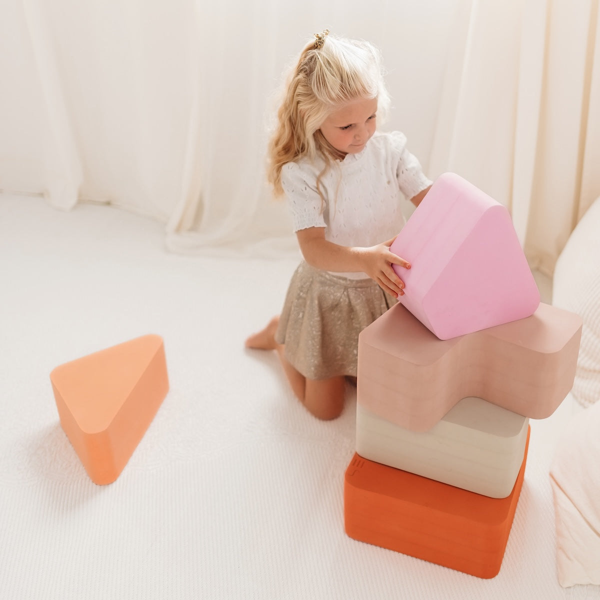 Met het Moes Play triangle earth speelblok leert je kindje creatief spelen en wordt de motoriek op een originele manier gestimuleerd. Het speelblok is multifunctioneel en kan op verschillende manieren worden gebruikt om mee te spelen. VanZus