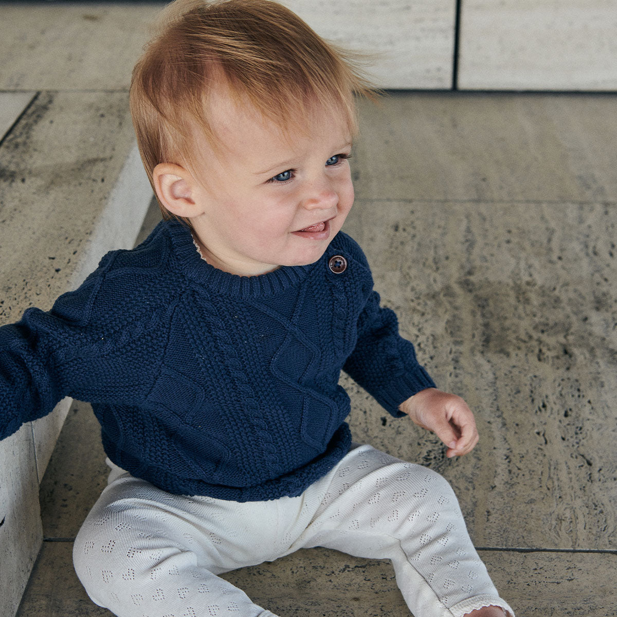 De pointelle heart broek in de kleur cream van Copenhagen Colors is perfect om te combineren met andere kledingstukken, kleuren en accessoires. Zacht, elastisch met een subtiel hartjes motief. In maten 50 t/m 80. VanZus