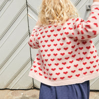 Steel de show met de jurk pointelle heart in de kleur navy van het merk Copenhagen Colors. Soepel vallend, rekbaar en versierd met ruffles. Te koop in verschillende varianten en maten. VanZus