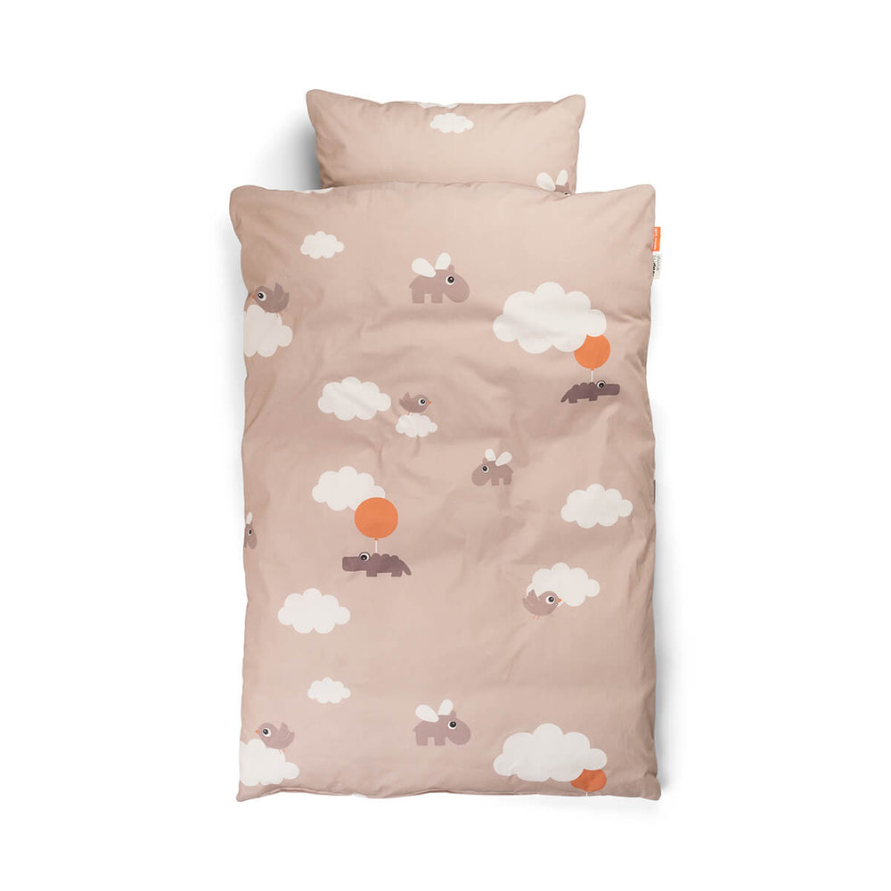 Met het superzachte en comfortabele Done by Deer beddengoed junior GOTS happy clouds powder slaapt je kleintje als een roosje! Het roze kinderbeddengoed met wolken en ballonnen voelt fijn aan. VanZus.