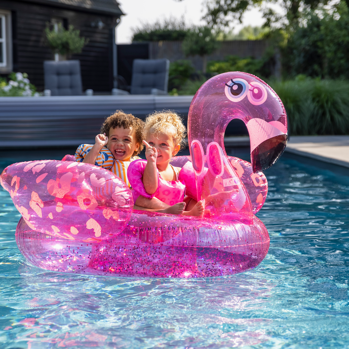 Het Swim Essentials luchtbed flamingo neon panter is deze zomer de beste vriend van jouw kindje! Lekker de hele dag dobberen in het zwembad. VanZus