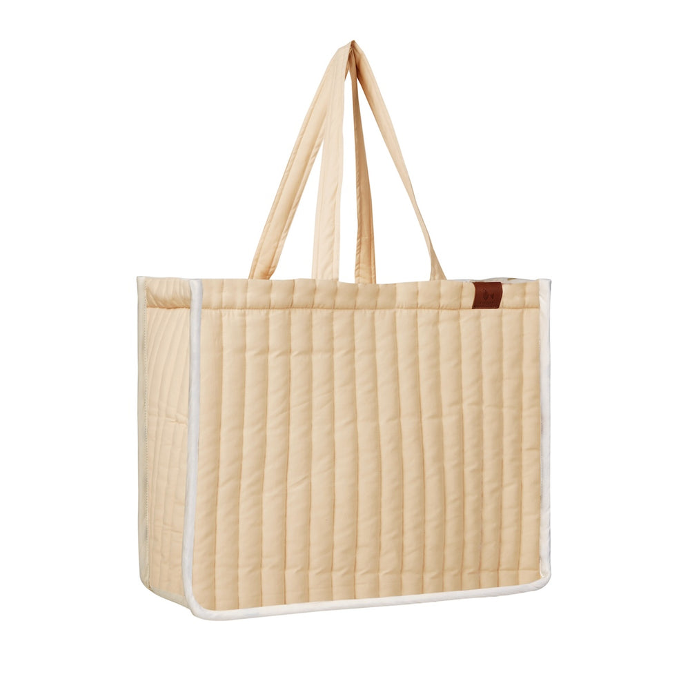 De perfecte tas voor onderweg: de tote bag wheat van het Deense merk Fabelab in de kleur zand. Mooie details, lange handvaten, diverse vakken en een afsluitbare rits. Praktisch én luxe. Ook in andere varianten. VanZus