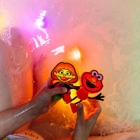 Glo Pals light-up badspeeltje characters Julia licht op bij contact met water. Kleur oranje, inclusief 2 blokjes. Voor veel waterplezier. Ook in andere varianten. VanZus