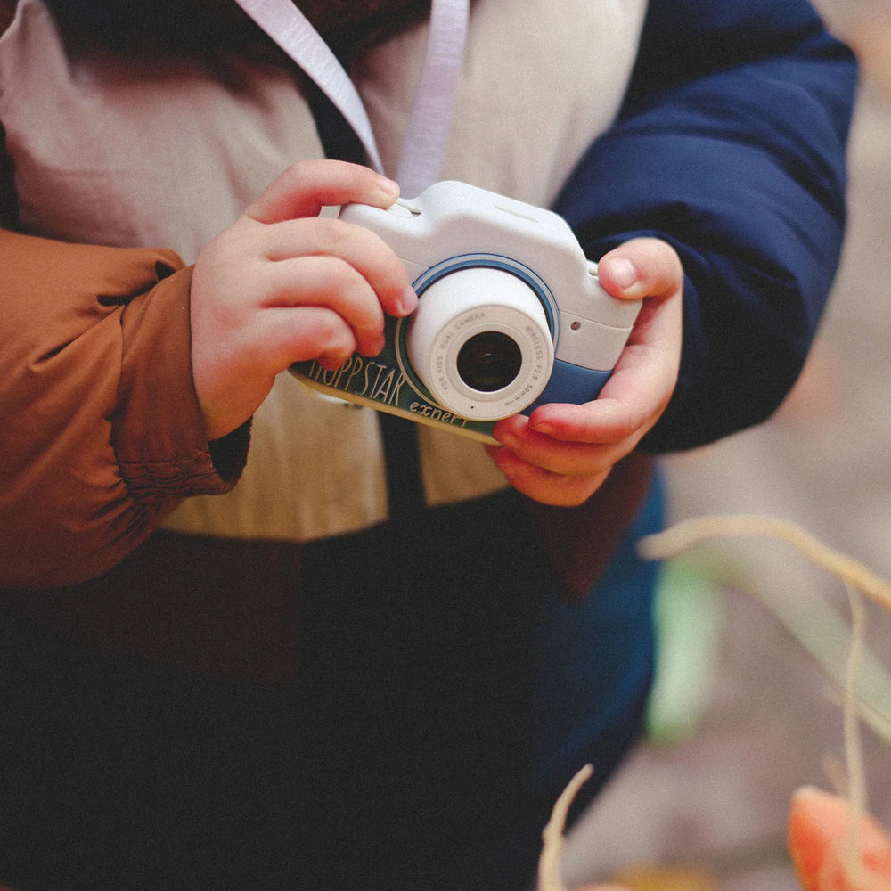 De Hoppstar Expert yale is de perfecte digitale camera voor alle fotografen in de dop. Deze leuke camera is ideaal voor kleine kinderen maar net zo echt als de camera van papa of mama. VanZus.