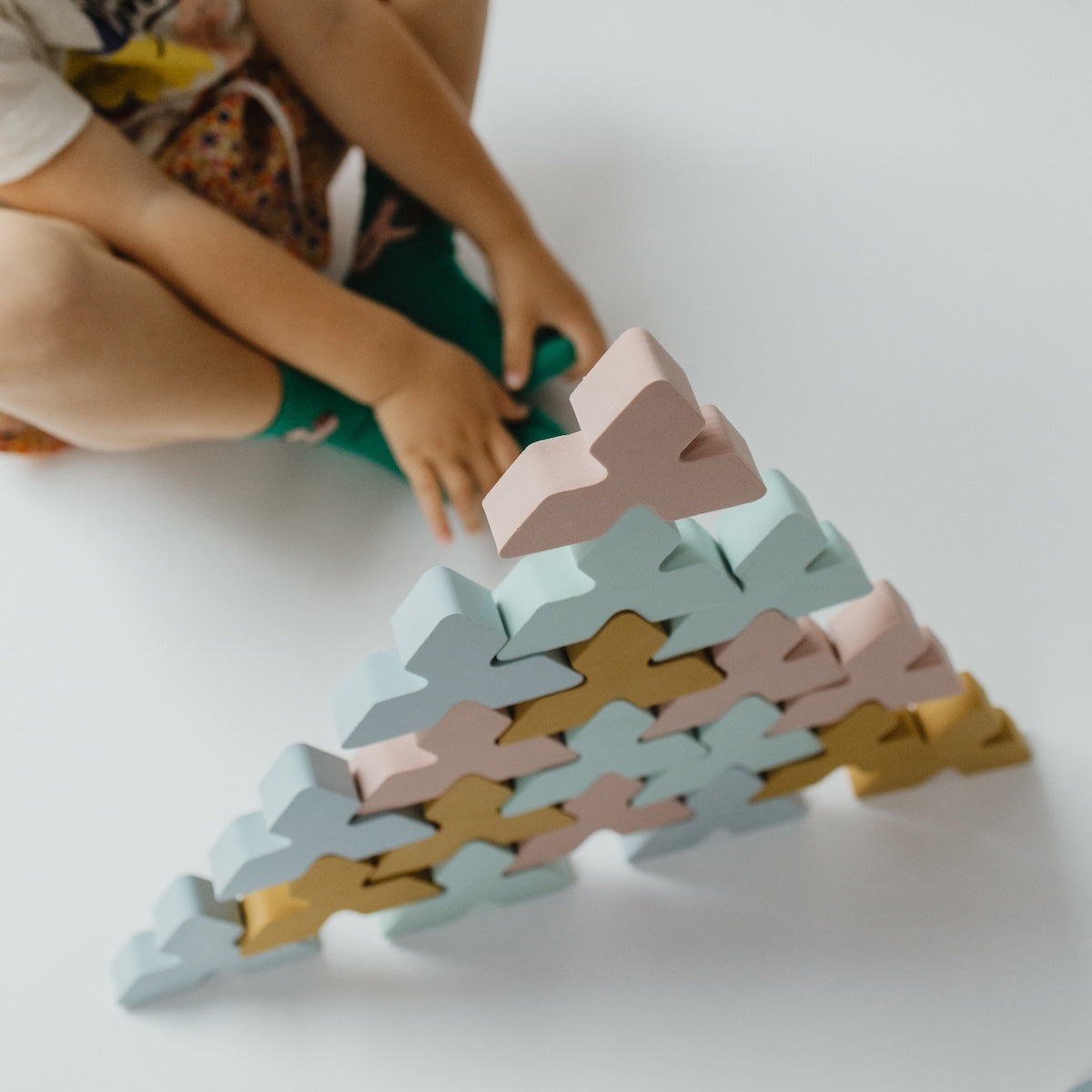 Bouwen met blokken is nét wat interessanter met deze Moes Play Trianglo bouwblokken. Dit zijn namelijk geen gewone blokken, maar dit zijn unieke driehoekige vormen, ontworpen om bouwen, puzzelen en stapelen te bevorderen. VanZus