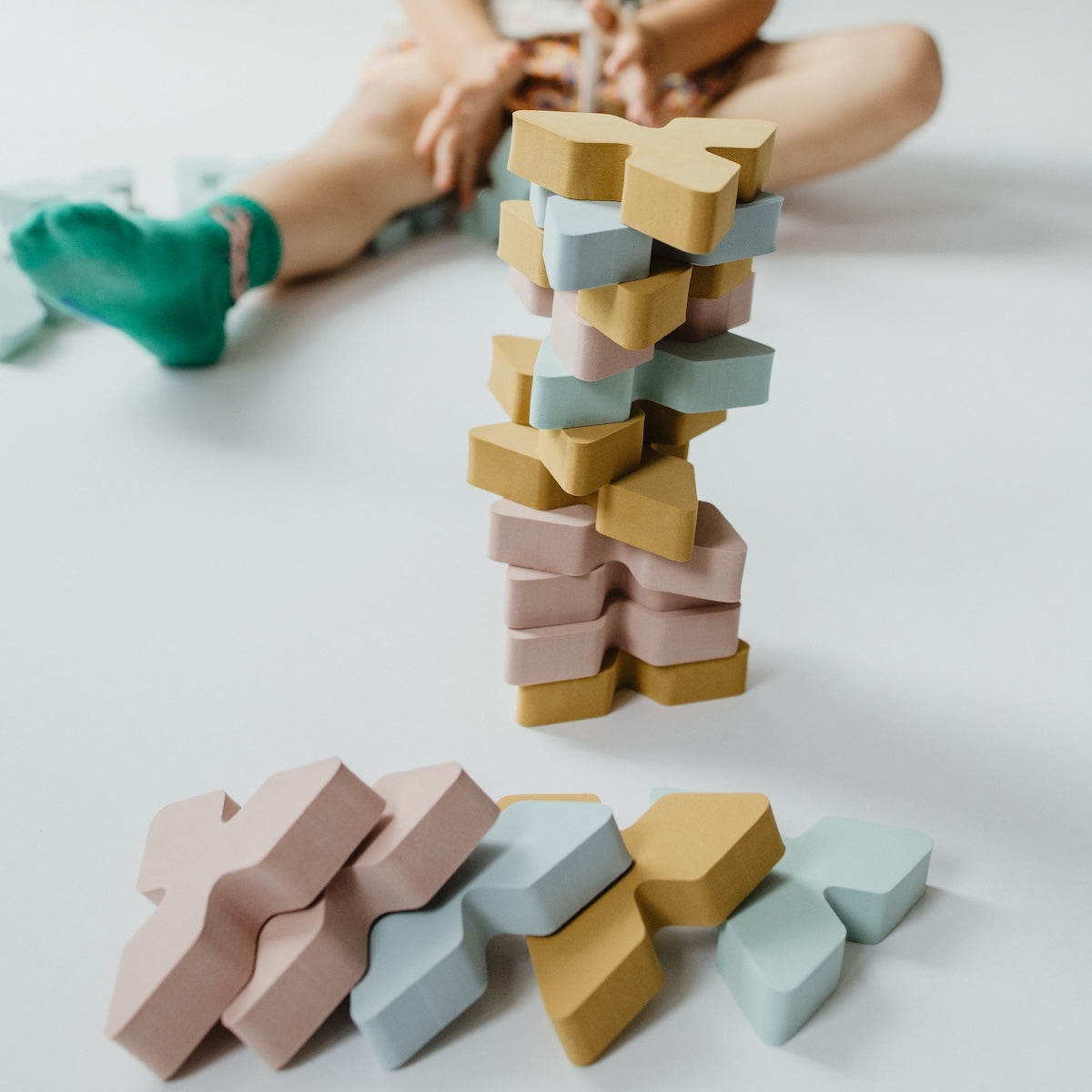 Bouwen met blokken is nét wat interessanter met deze Moes Play Trianglo bouwblokken. Dit zijn namelijk geen gewone blokken, maar dit zijn unieke driehoekige vormen, ontworpen om bouwen, puzzelen en stapelen te bevorderen. VanZus