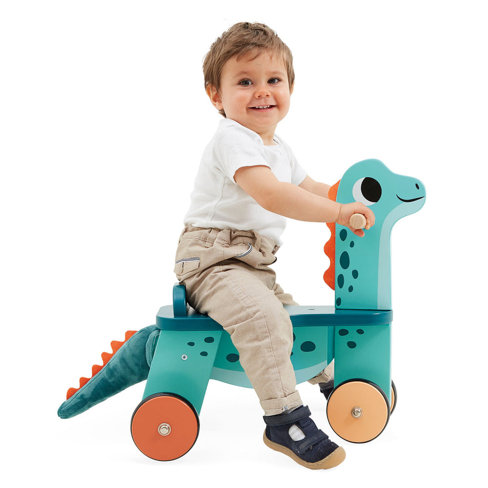 Ben je op zoek naar een vrolijke en handige loopfiets voor je kleintje? Dan is deze prachtige brachiosaurus echt iets voor jouw kleine spruit. Je kindje kan makkelijk bochten maken met deze fiets en de banden zijn stevig goed om er mee door het bos te kunnen rijden. VanZus