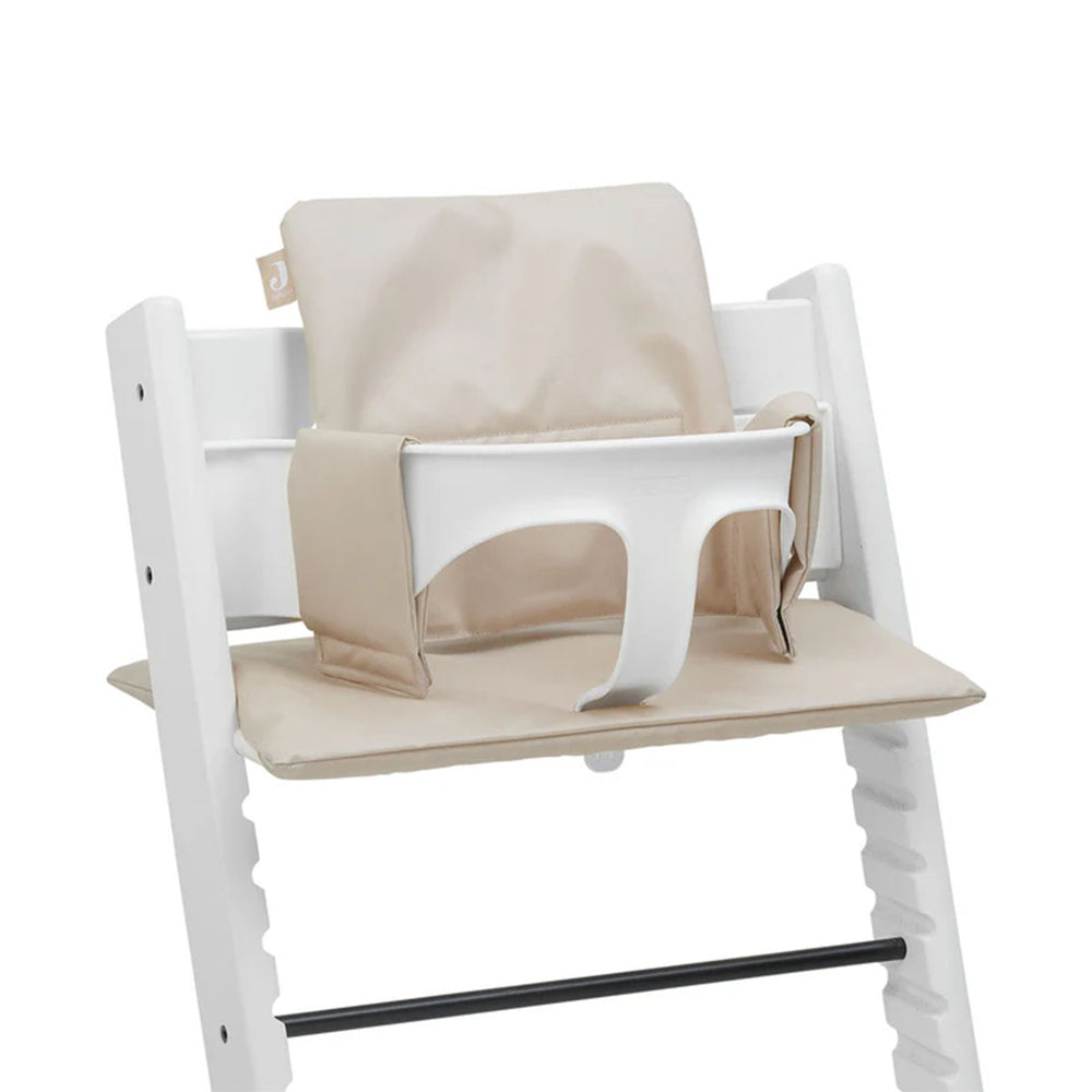 Comfortabel en functioneel: de stoelverkleiner meegroei in de variant  nougat van Jollein. In handige afneembare stof, zorgt ervoor dat jouw kindje stevig zit. Ook in andere varianten. VanZus