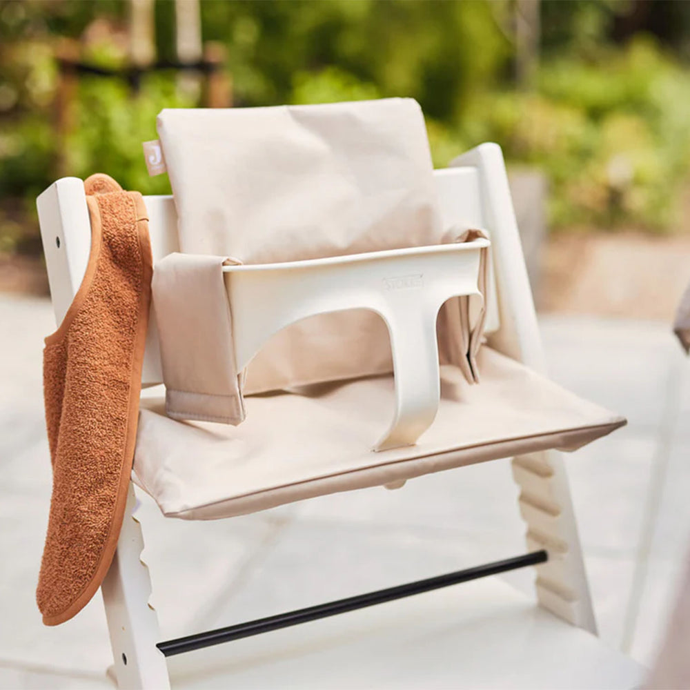 Comfortabel en functioneel: de stoelverkleiner meegroei in de variant  nougat van Jollein. In handige afneembare stof, zorgt ervoor dat jouw kindje stevig zit. Ook in andere varianten. VanZus