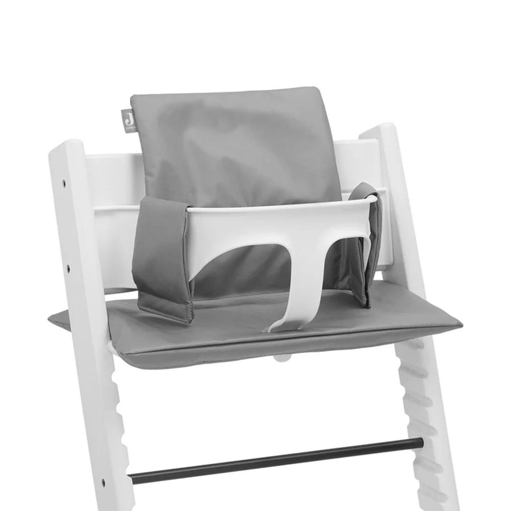 Comfortabel en functioneel: de stoelverkleiner meegroei in de variant  storm grey van Jollein. In handige afneembare stof, zorgt ervoor dat jouw kindje stevig zit. Ook in andere varianten. VanZus