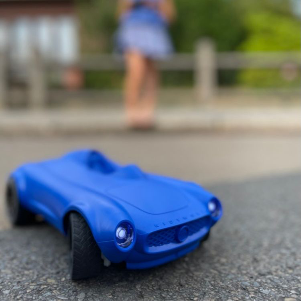 Is jouw kleintje gek op auto's? Dan is deze Kidycar afstandbestuurbare auto in de kleur blauw van Kidywolf echt iets voor jouw kleine spruit. Deze stoere auto kan namelijk op afstand bestuurd worden met de afstandsbediening. Hoe cool is dat?! VanZus