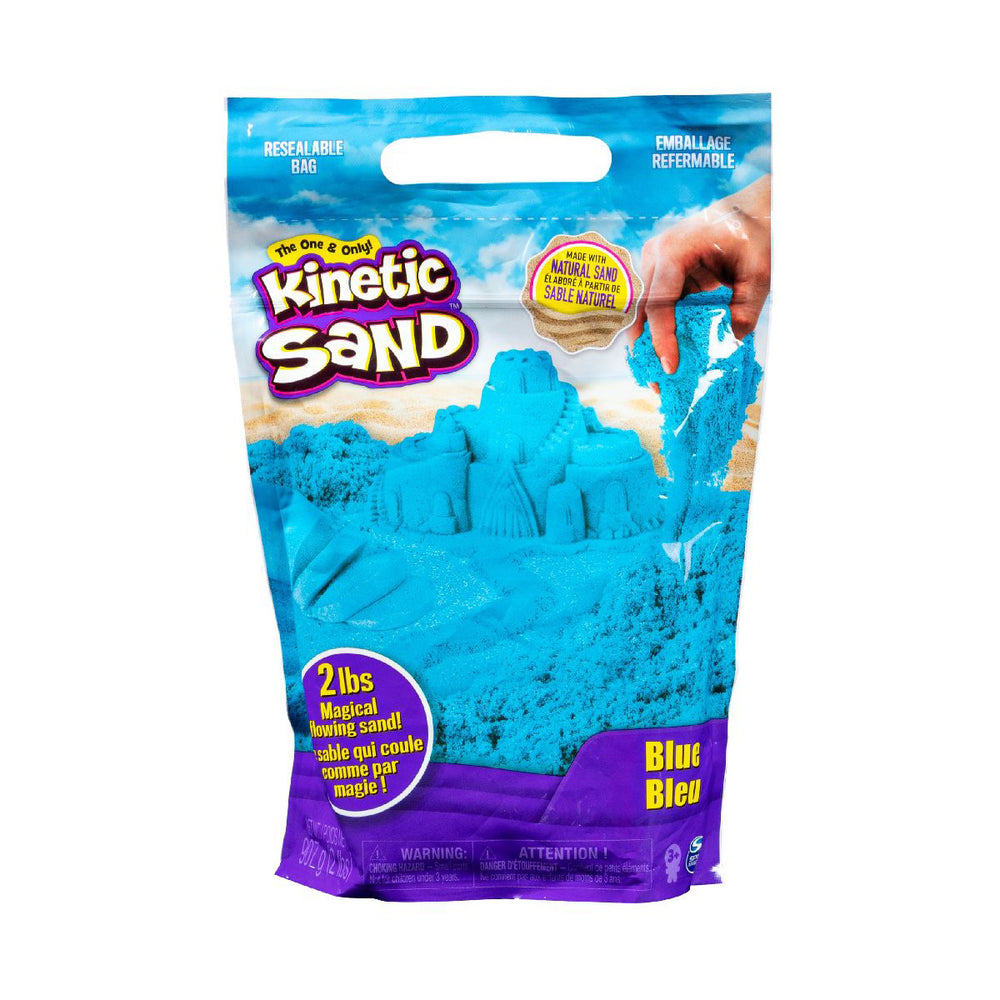 Met deze leuke Kinetic Sand bag blue 907 gram kan je kindje creëren wat hij of zij maar kan bedenken. Kinetic Sand is origineel, betoverend en magisch zand waarmee de creativiteit van je kindje optimaal geprikkeld wordt. Het leuke is dat dit zand nooit uitdroogt, waardoor je kindje er jarenlang plezier van kan hebben.
